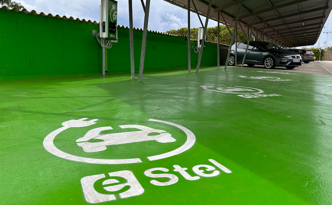 Mehr Parkplätze mit Ladestationen für Elektrofahrzeuge